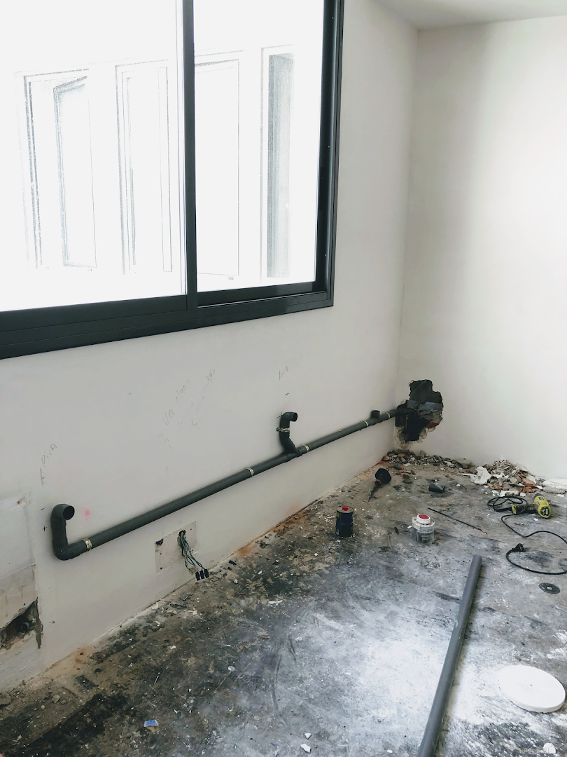 THE HANDYMAN — Fotos 15